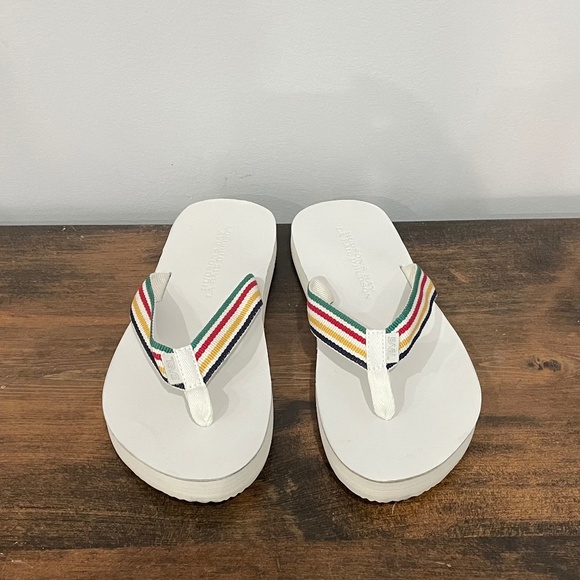 HSBC x Teva - sandals - women’s size 8! - Picture 1 of 4